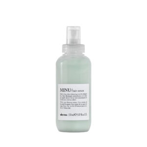 Suero capilar iluminador MINU para cabello coloreado, con extracto de flor de capullo y fórmula nutritiva, ideal para mantener el color y la salud del cabello teñido o con reflejos.
